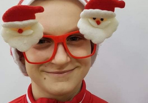 Dzieci w okularach z Mikołajem
